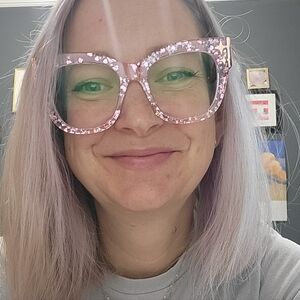 Meet your Posher, Adrianne